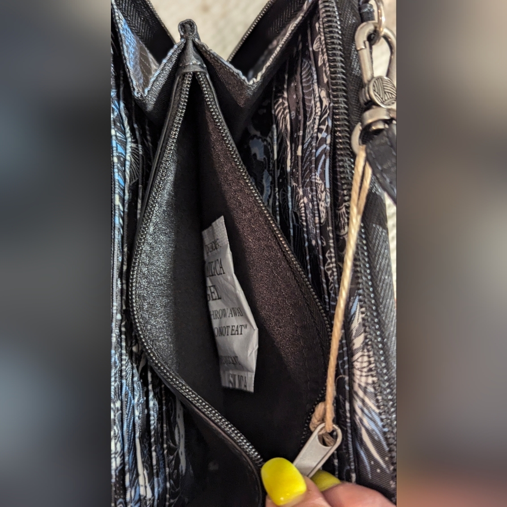NWOT wristlet with cross body detachable strap - Picture 6 of 14